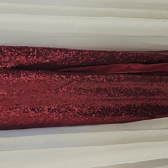 Maroon sequin gown Suze 9/10 - Picture 3 of 5